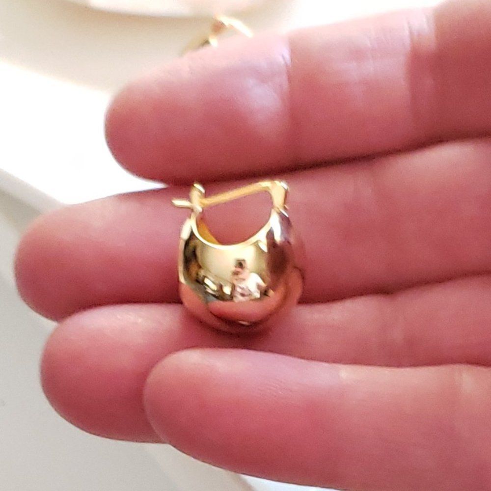 New! Basket Of Gold Hoop Earrings - Picture 3 of 11